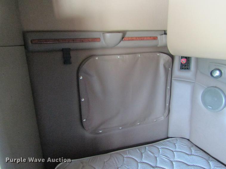 image for item DD8496 2009 Peterbilt 387 semi truck