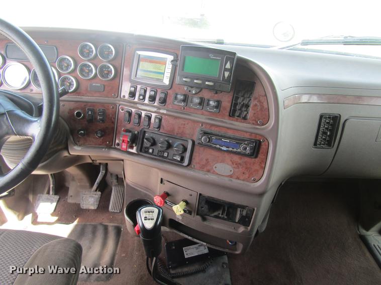 image for item DD8496 2009 Peterbilt 387 semi truck