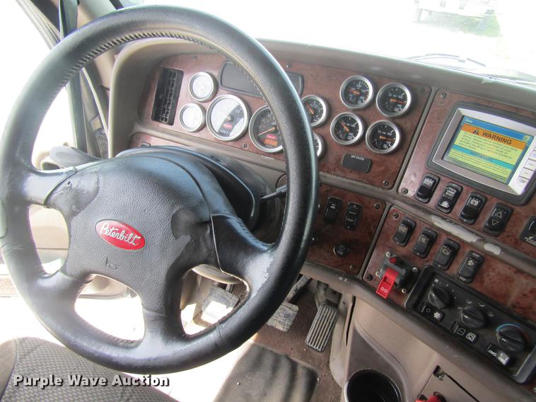 image for item DD8496 2009 Peterbilt 387 semi truck