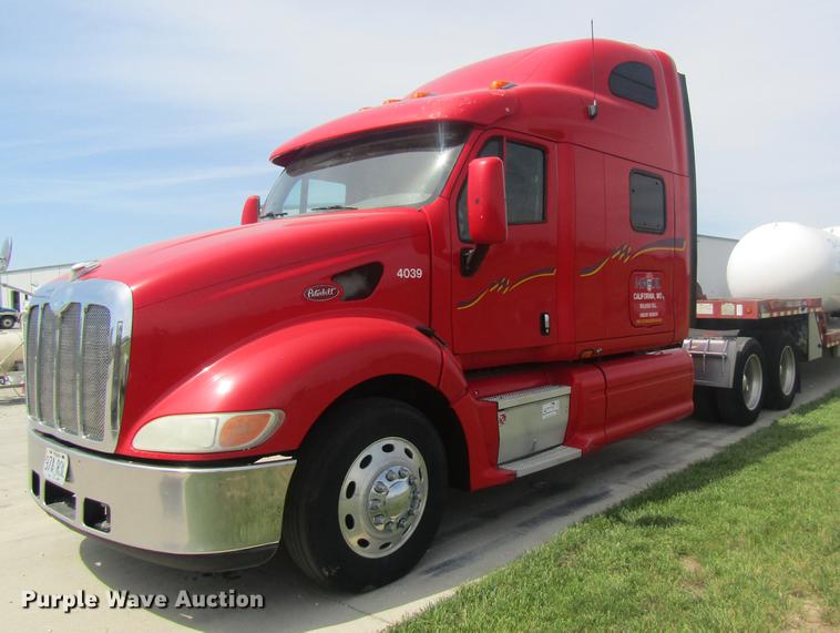 image for item DD8497 2008 Peterbilt 387 semi truck