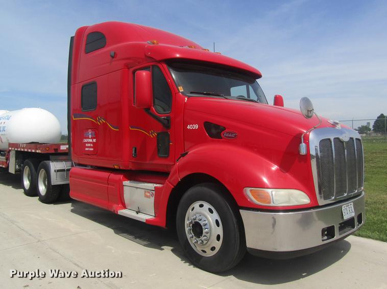 image for item DD8497 2008 Peterbilt 387 semi truck