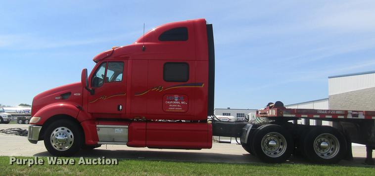 image for item DD8497 2008 Peterbilt 387 semi truck