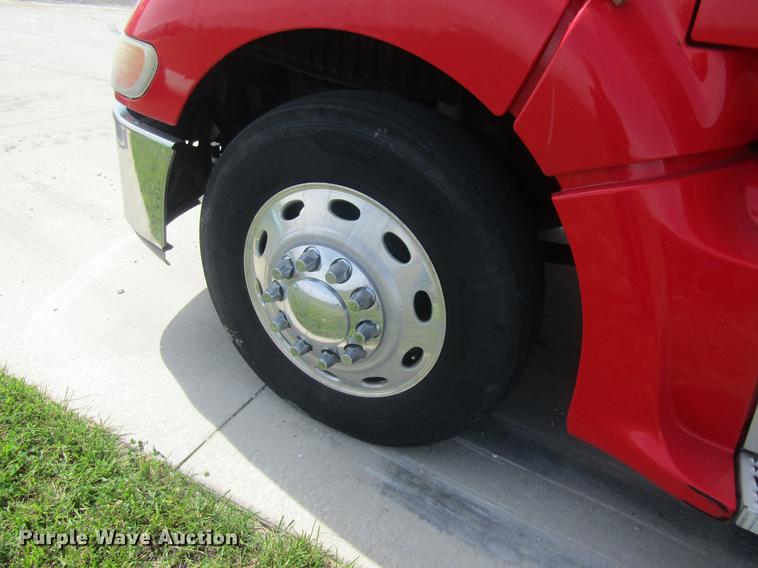 image for item DD8497 2008 Peterbilt 387 semi truck