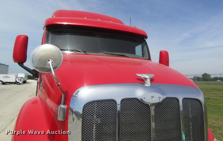 image for item DD8497 2008 Peterbilt 387 semi truck