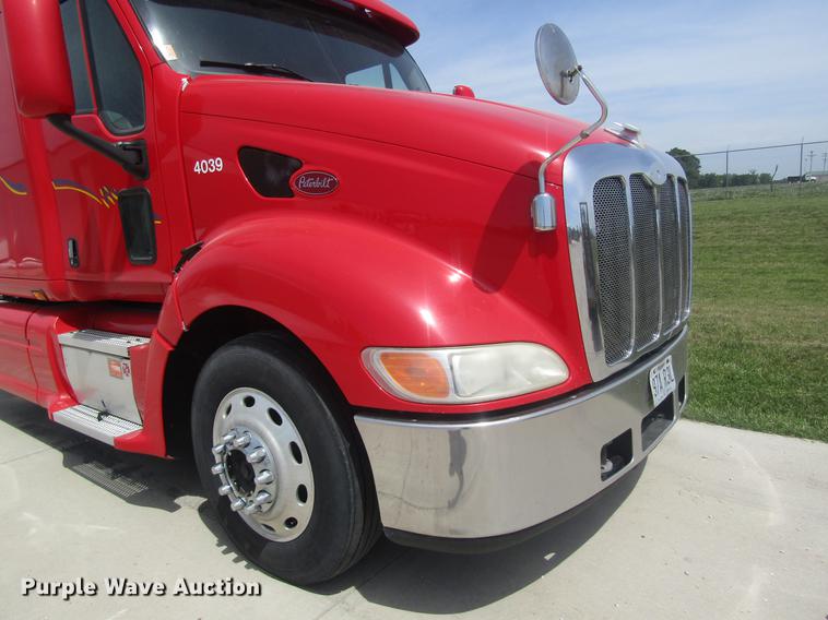 image for item DD8497 2008 Peterbilt 387 semi truck