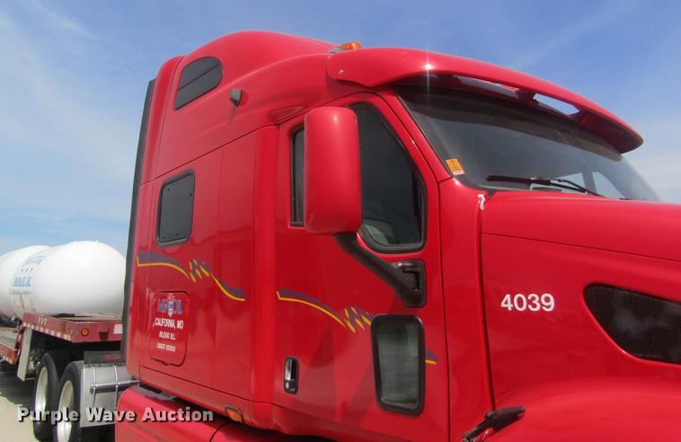 image for item DD8497 2008 Peterbilt 387 semi truck
