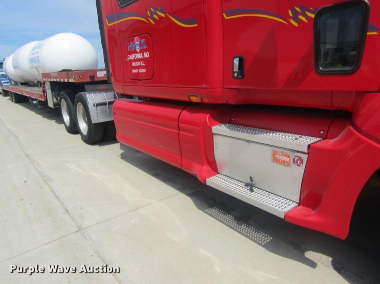 image for item DD8497 2008 Peterbilt 387 semi truck