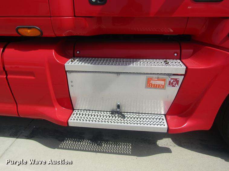 image for item DD8497 2008 Peterbilt 387 semi truck