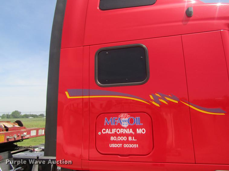 image for item DD8497 2008 Peterbilt 387 semi truck