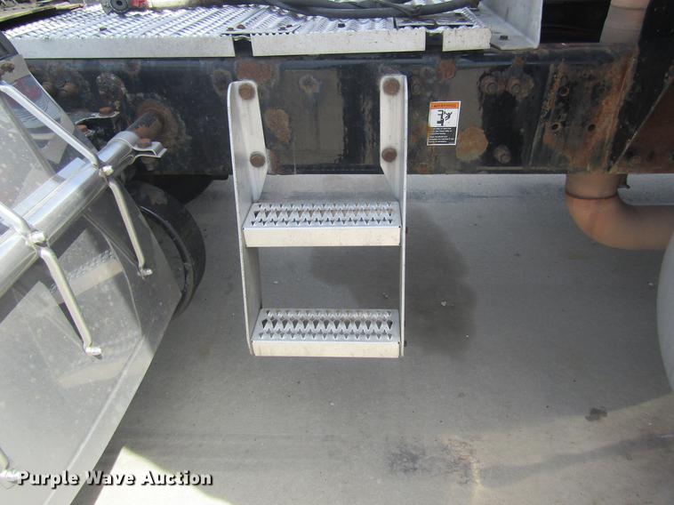 image for item DD8497 2008 Peterbilt 387 semi truck