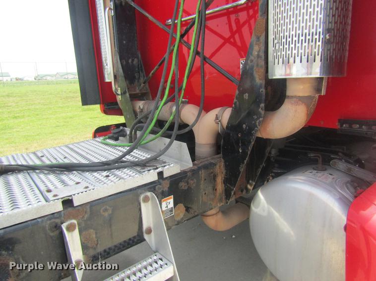 image for item DD8497 2008 Peterbilt 387 semi truck