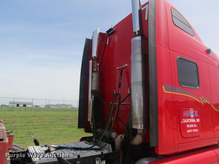 image for item DD8497 2008 Peterbilt 387 semi truck
