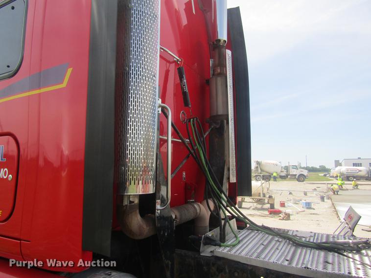 image for item DD8497 2008 Peterbilt 387 semi truck