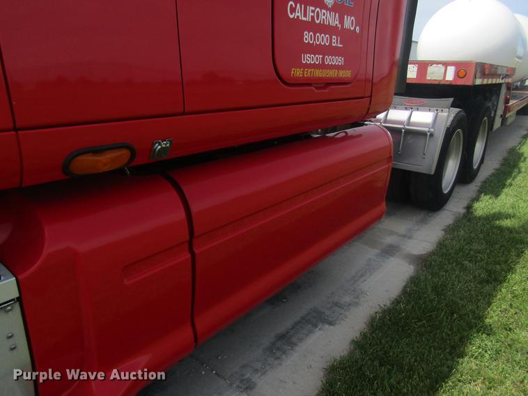 image for item DD8497 2008 Peterbilt 387 semi truck