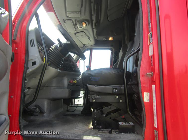 image for item DD8497 2008 Peterbilt 387 semi truck