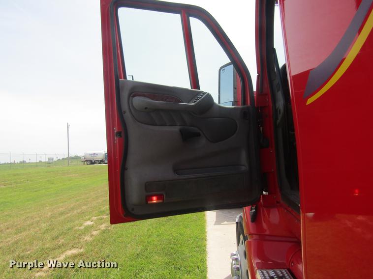 image for item DD8497 2008 Peterbilt 387 semi truck