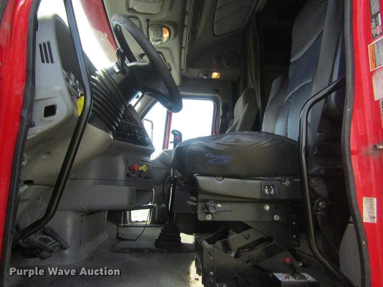 image for item DD8497 2008 Peterbilt 387 semi truck