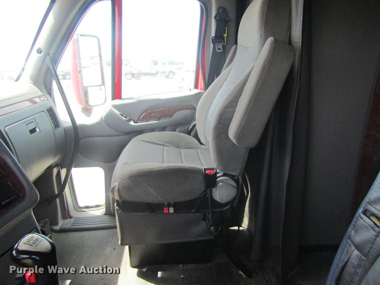 image for item DD8497 2008 Peterbilt 387 semi truck