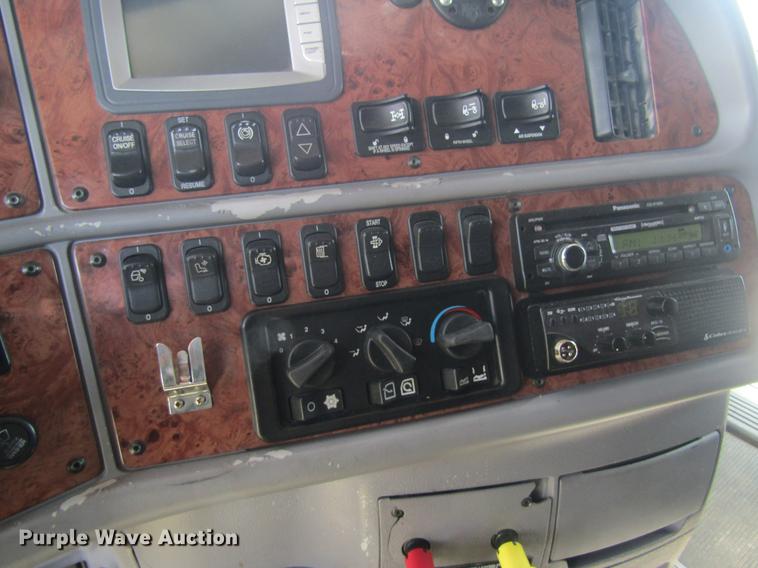 image for item DD8497 2008 Peterbilt 387 semi truck