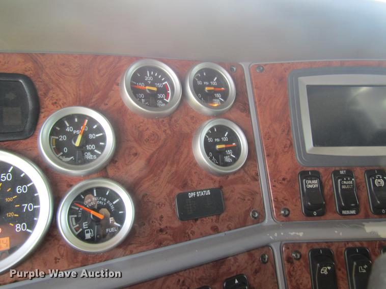 image for item DD8497 2008 Peterbilt 387 semi truck