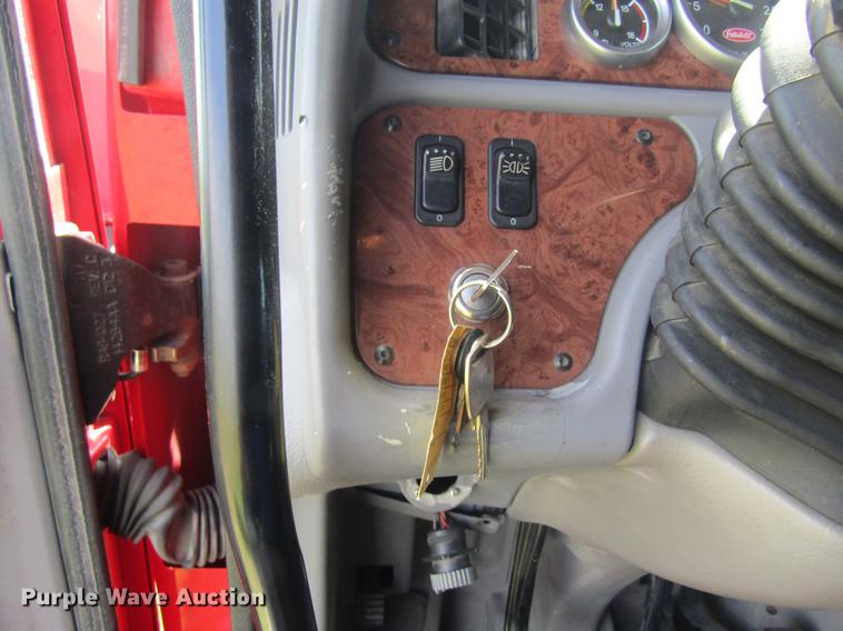 image for item DD8497 2008 Peterbilt 387 semi truck