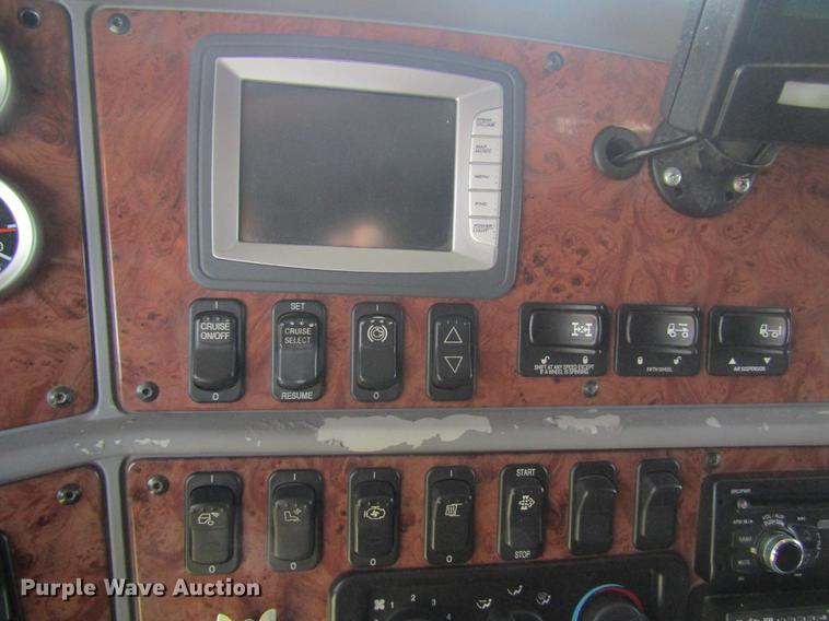 image for item DD8497 2008 Peterbilt 387 semi truck