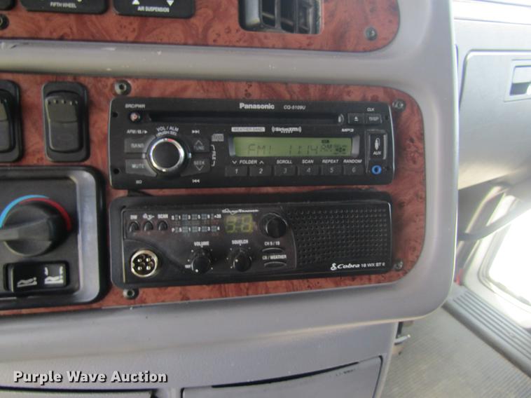 image for item DD8497 2008 Peterbilt 387 semi truck