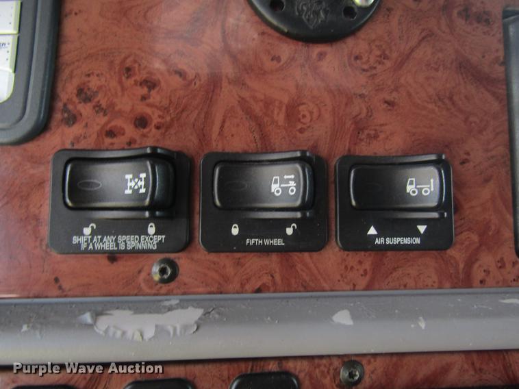 image for item DD8497 2008 Peterbilt 387 semi truck