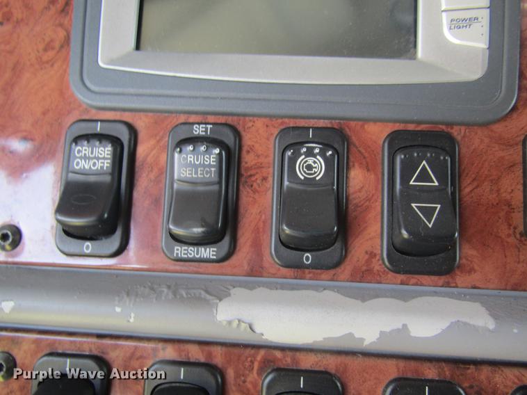 image for item DD8497 2008 Peterbilt 387 semi truck