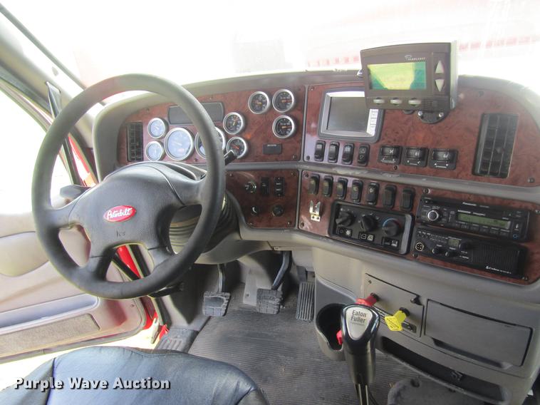 image for item DD8497 2008 Peterbilt 387 semi truck