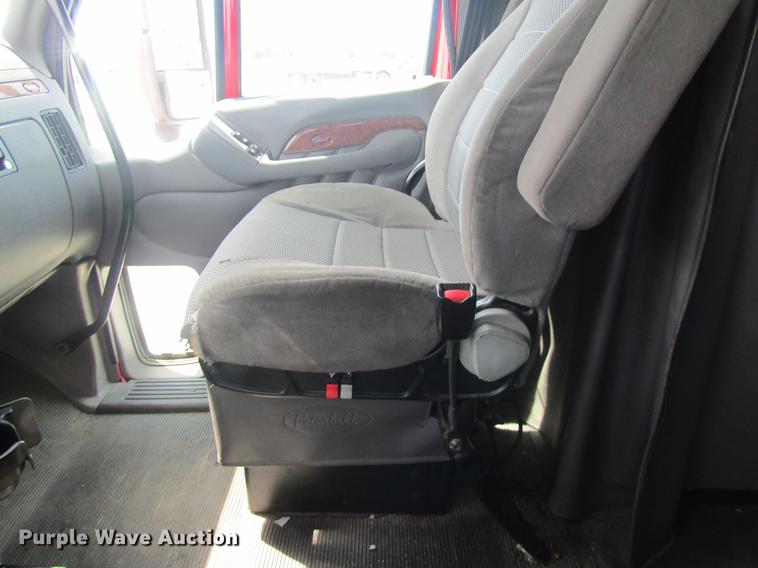 image for item DD8497 2008 Peterbilt 387 semi truck