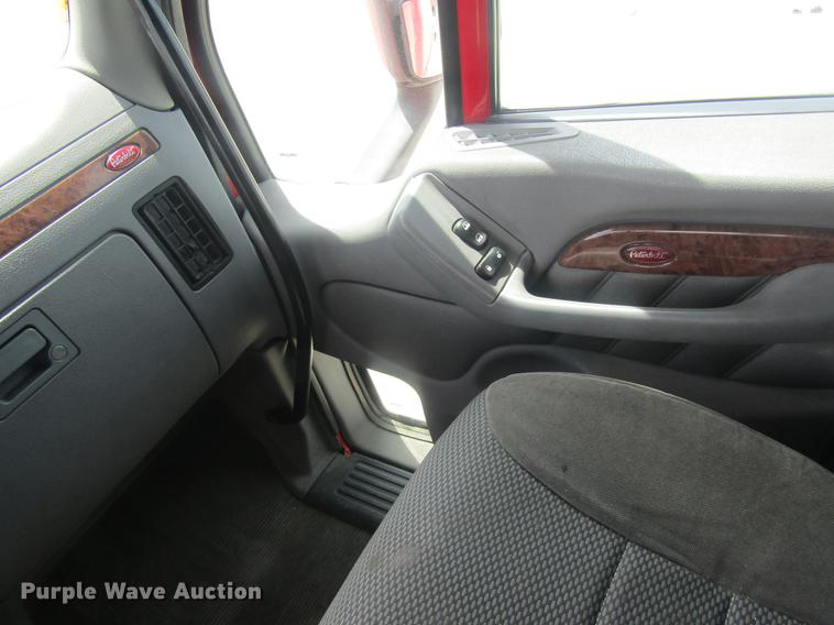 image for item DD8497 2008 Peterbilt 387 semi truck