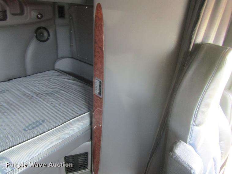 image for item DD8497 2008 Peterbilt 387 semi truck