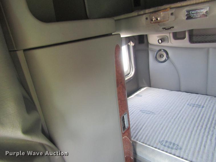 image for item DD8497 2008 Peterbilt 387 semi truck