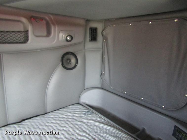 image for item DD8497 2008 Peterbilt 387 semi truck