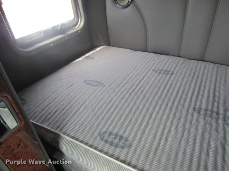 image for item DD8497 2008 Peterbilt 387 semi truck