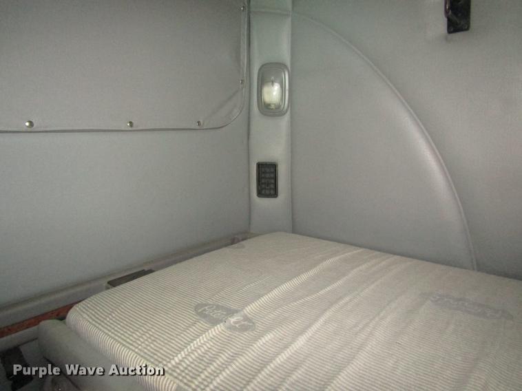 image for item DD8497 2008 Peterbilt 387 semi truck