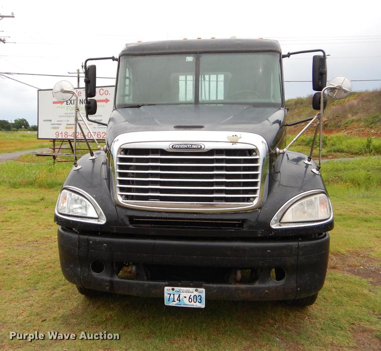 image for item EK9500 2006 Freightliner Columbia 120 semi truck