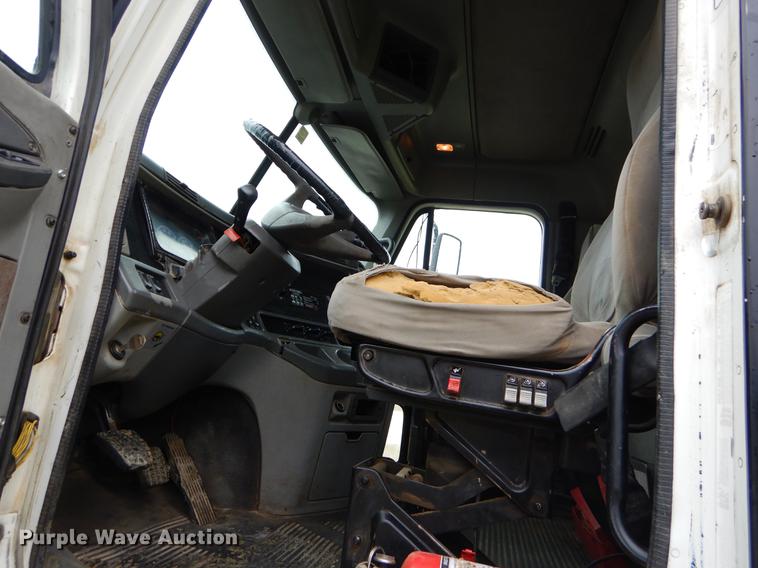 image for item EK9500 2006 Freightliner Columbia 120 semi truck