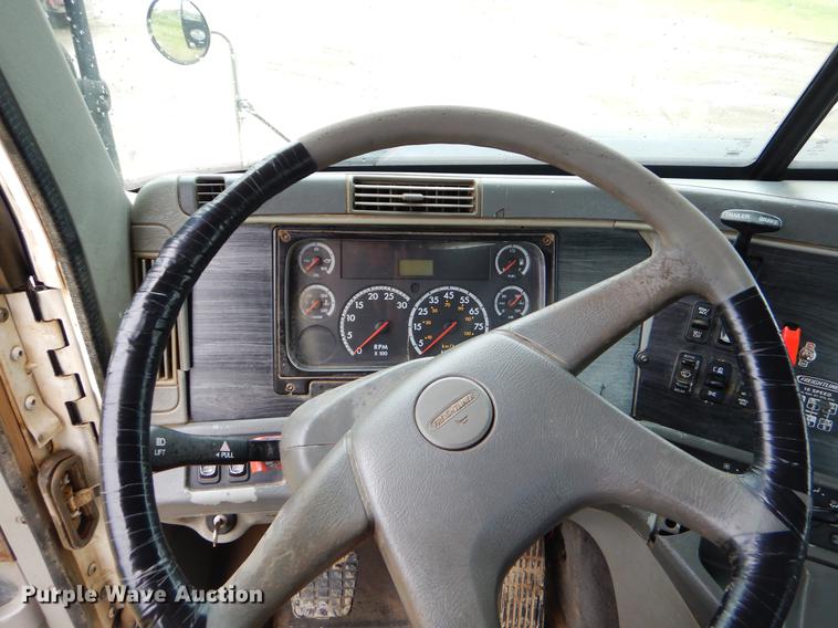 image for item EK9500 2006 Freightliner Columbia 120 semi truck