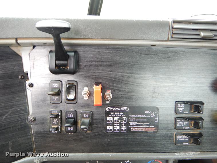 image for item EK9500 2006 Freightliner Columbia 120 semi truck