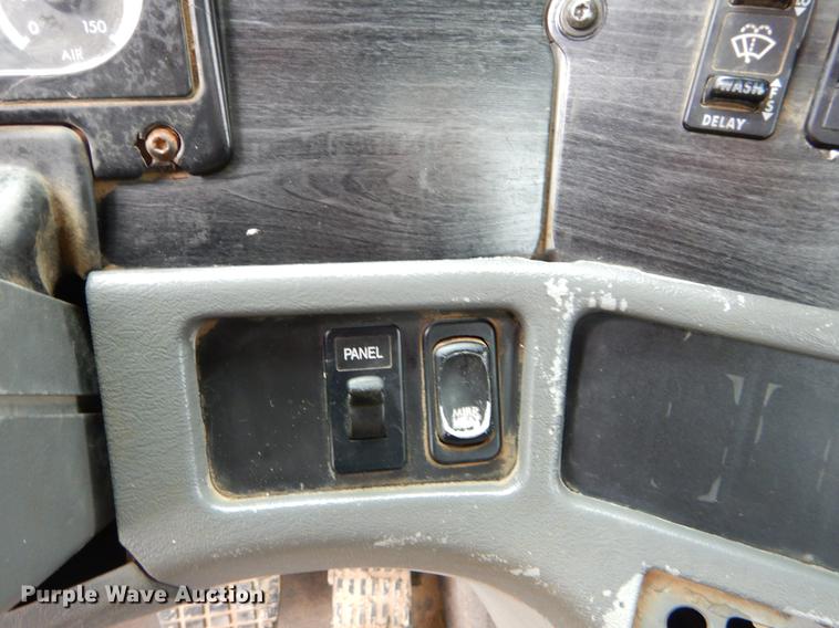 image for item EK9500 2006 Freightliner Columbia 120 semi truck