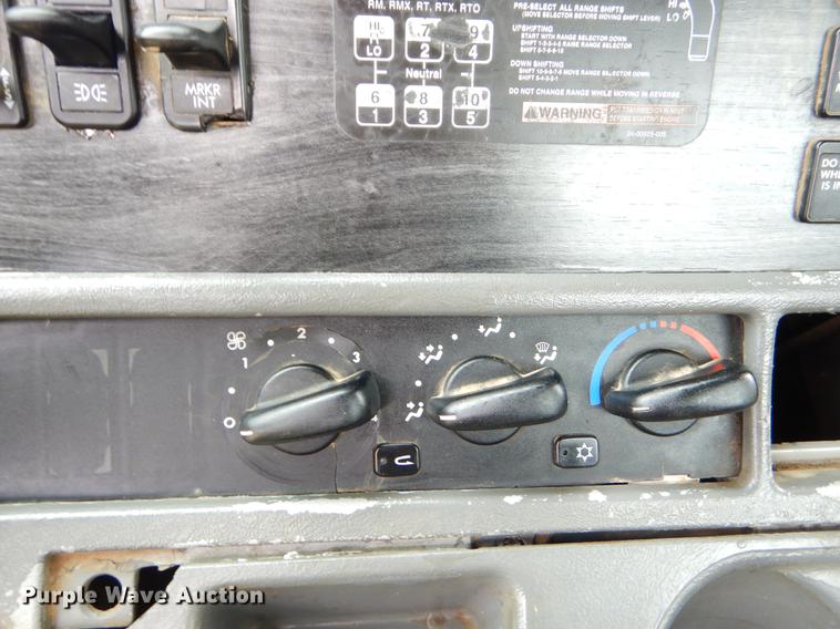 image for item EK9500 2006 Freightliner Columbia 120 semi truck