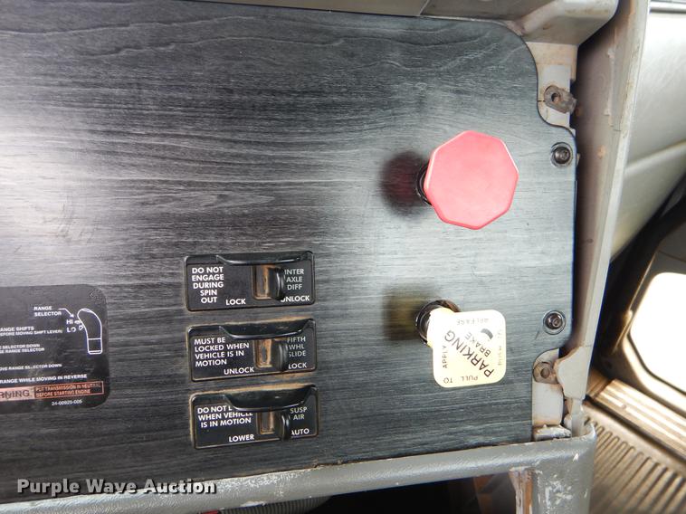 image for item EK9500 2006 Freightliner Columbia 120 semi truck