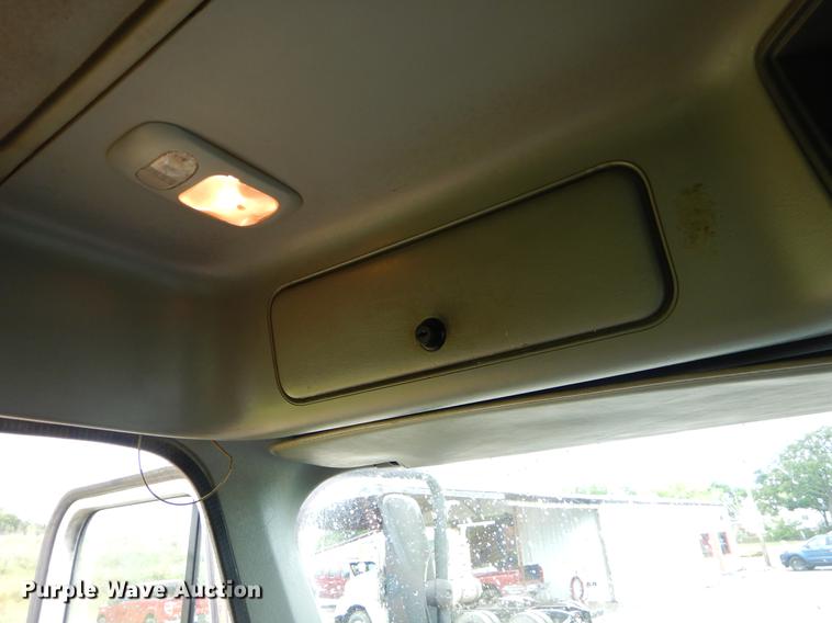 image for item EK9500 2006 Freightliner Columbia 120 semi truck