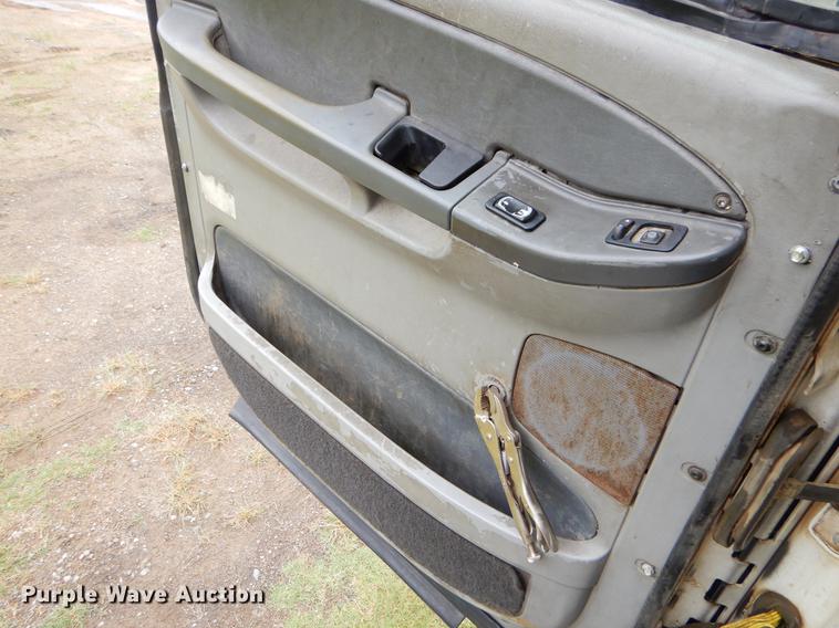 image for item EK9500 2006 Freightliner Columbia 120 semi truck