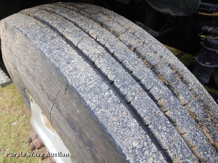 image for item EK9500 2006 Freightliner Columbia 120 semi truck