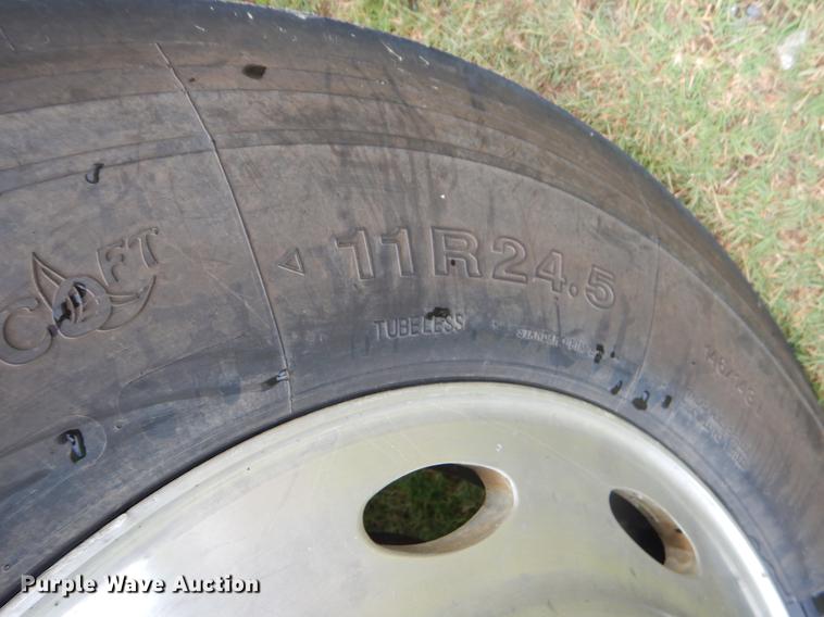 image for item EK9500 2006 Freightliner Columbia 120 semi truck