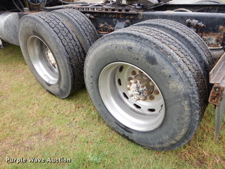 image for item EK9500 2006 Freightliner Columbia 120 semi truck