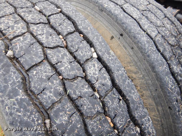 image for item EK9500 2006 Freightliner Columbia 120 semi truck